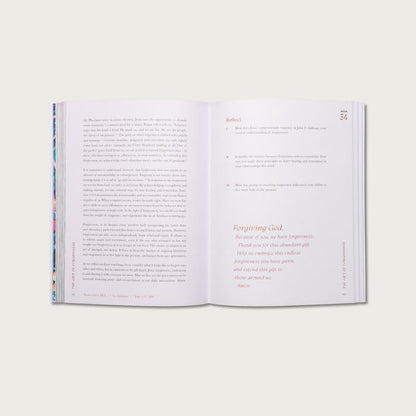 A Beautiful Year in the Bible: A 52-Week Devotional for Women (Softcover)